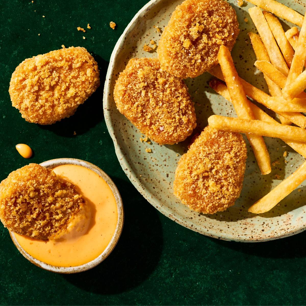 Chikn nuggets a plate.